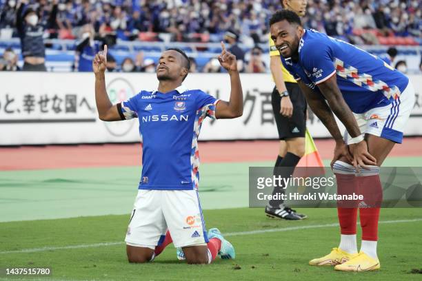 Elber of Yokohama F.Marinos celebrates scoring his team's third goal during the J.LEAGUE Meiji Yasuda J1 33rd Sec. Match between Yokohama F･Marinos...