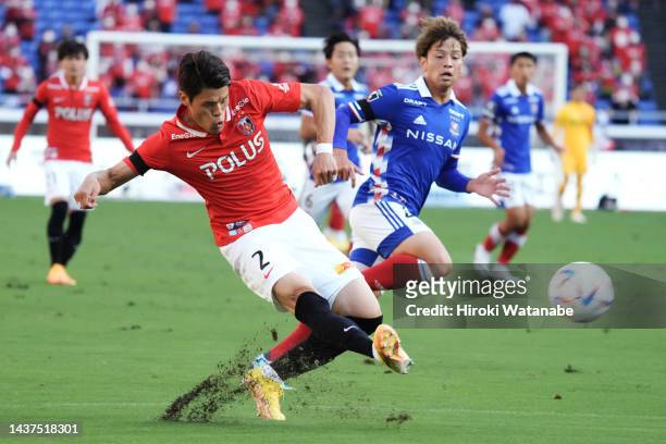 Katsuya Nagato of Yokohama F.Marinos and Hiroki Sakai of Urawa Red Diamonds compete for the ball during the J.LEAGUE Meiji Yasuda J1 33rd Sec. Match...