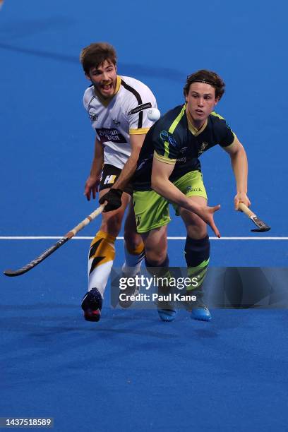 Bryn De Bes of the Thundersticks and Joseph Murphy of the Tigers contest for the ball during the round five Hockey One League match between Perth...