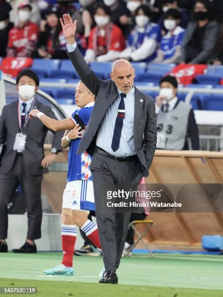 Kevin Muscat,coach of Yokohama F.Marinos looks on during the J.LEAGUE Meiji Yasuda J1 33rd Sec. Match between Yokohama F･Marinos and Urawa Red...