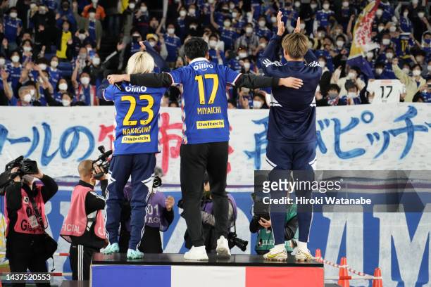 Teruhito Nakagawa and Ryo Miyaichi and Ken Matsubara of Yokohama F.Marinos looks on after the J.LEAGUE Meiji Yasuda J1 33rd Sec. Match between...