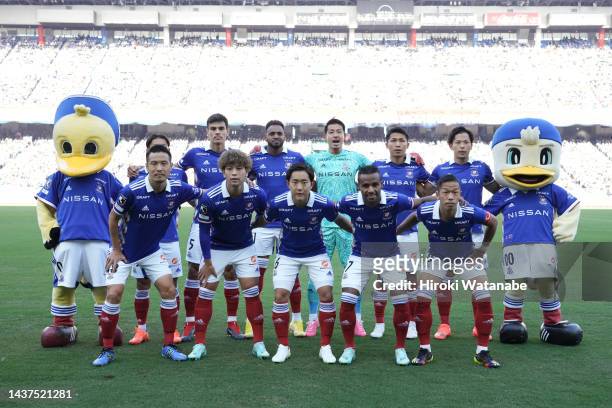 Players of Yokohama F.Marinos pose for photograph the J.LEAGUE Meiji Yasuda J1 33rd Sec. Match between Yokohama F･Marinos and Urawa Red Diamonds at...