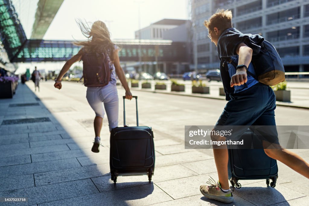 Jugendliche laufen am Flughafen