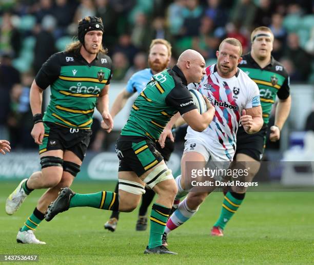 Aaron Hinkley of Northampton Saints charges upfield during the Gallagher Premiership Rugby match between Northampton Saints and Bristol Bears at...