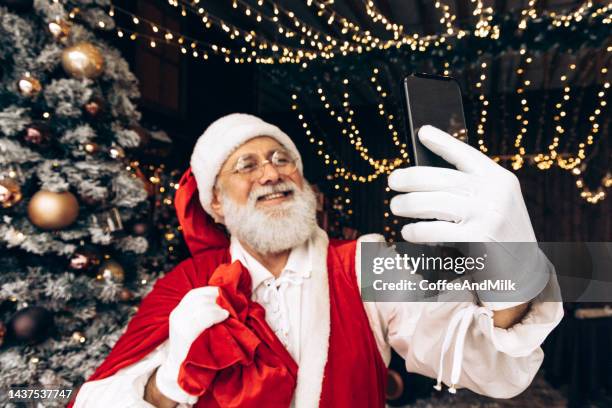 Santa Using Phone 1,948 Santa Selfie Stock Photos, High-Res Pictures, and Images - Getty ...
