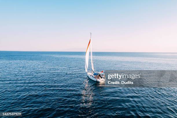 vista aerea barca a vela che si muove sul mare - barca a vela foto e immagini stock