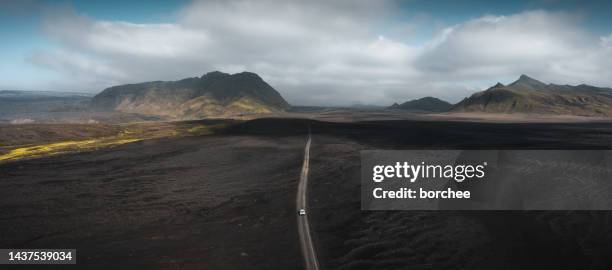 dirigindo na islândia - geleira myrdalsjokull - fotografias e filmes do acervo