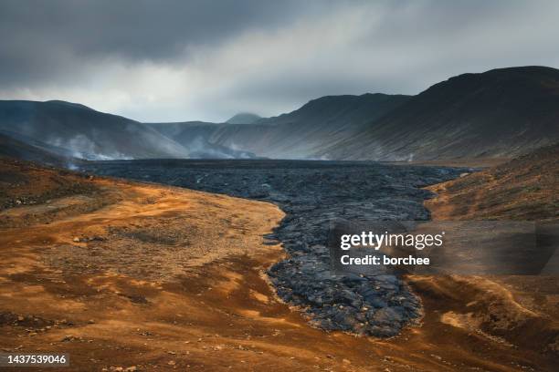 fließende lava - halbinsel reykjanes stock-fotos und bilder