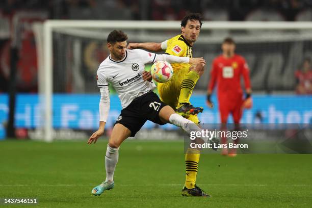 Lucas Alario of Eintracht Frankfurt is challenged by Mats Hummels of Borussia Dortmund during the Bundesliga match between Eintracht Frankfurt and...