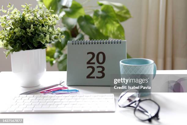 2023 calendar on desk - february stock-fotos und bilder