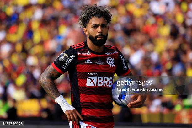 Gabriel Barbosa of Flamengo holds the ball during the final of Copa CONMEBOL Libertadores 2022 between Flamengo and Athletico Paranaense at Estadio...