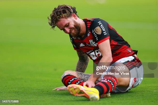 Léo Pereira of Flamengo reacts after suffering an injury during the final of Copa CONMEBOL Libertadores 2022 between Flamengo and Athletico...