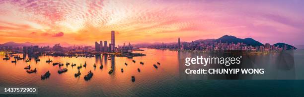 hongkong - sonnenuntergang über dem hafen von victoria, china - victoria harbour hong kong stock-fotos und bilder