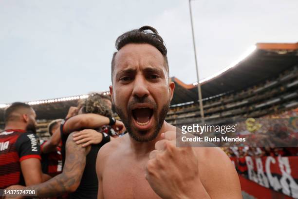 Éverton Ribeiro of Flamengo celebrates after winning the final of Copa CONMEBOL Libertadores 2022 between Flamengo and Athletico Paranaense at...