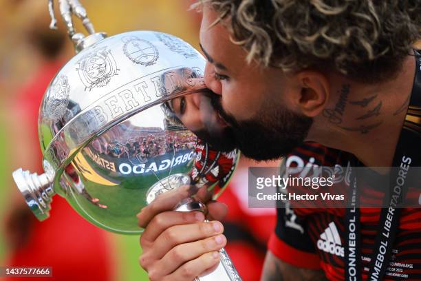 Gabriel Barbosa of Flamengo kissing the trophy after winning the final of Copa CONMEBOL Libertadores 2022 between Flamengo and Athletico Paranaense...