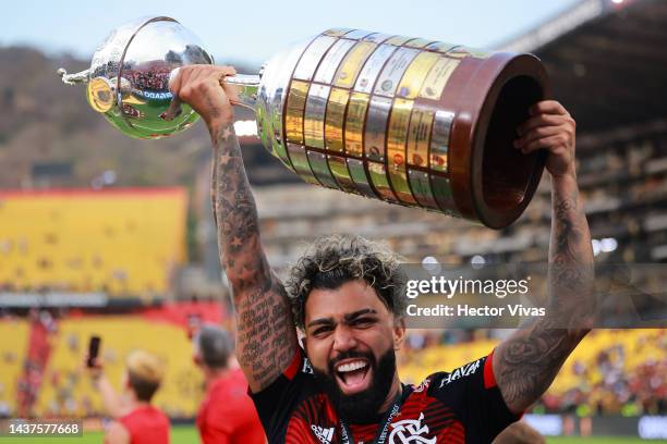 Gabriel Barbosa of Flamengo celebrates with the trophy after winning the final of Copa CONMEBOL Libertadores 2022 between Flamengo and Athletico...