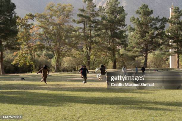 taliban fighters playing soccer - afghanistan culture stockfoto's en -beelden