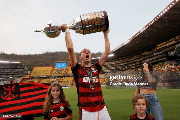 Filipe Luís of Flamengo celebrates with the trophy after winning the final of Copa CONMEBOL Libertadores 2022 between Flamengo and Athletico...