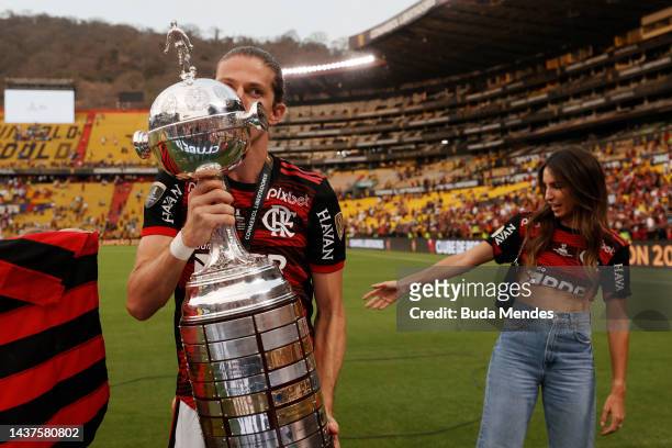 Filipe Luís of Flamengo kisses the trophy after winning the final of Copa CONMEBOL Libertadores 2022 between Flamengo and Athletico Paranaense at...