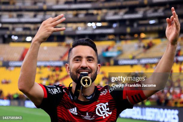 Éverton Ribeiro of Flamengo celebrates with the medal after winning the final of Copa CONMEBOL Libertadores 2022 between Flamengo and Athletico...