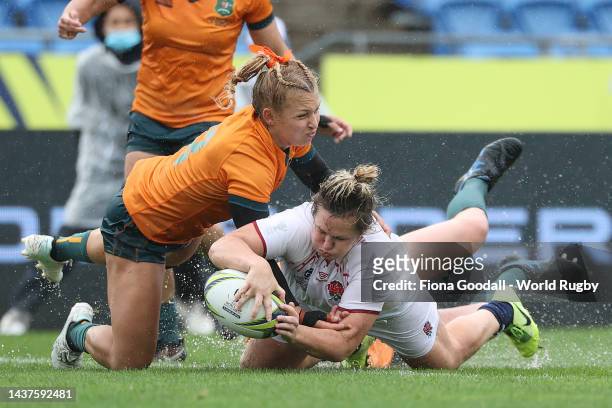Marlie Packer of England scores a try during the Rugby World Cup 2021 New Zealand Quarterfinal match between England and Australia at Waitakere...