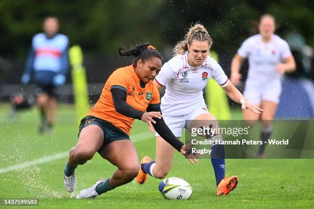 Ellie Kildunne of England and Mahalia Murphy of Australia compete for the ball during the Rugby World Cup 2021 New Zealand Quarterfinal match between...