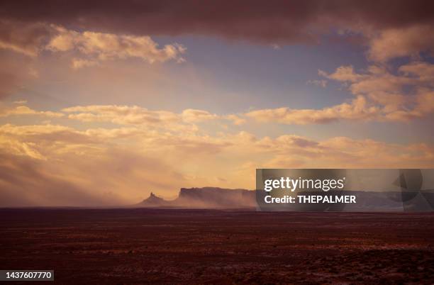 sonnenaufgang wolkenlandschaft monument valley arizona usa - wilder westen stock-fotos und bilder