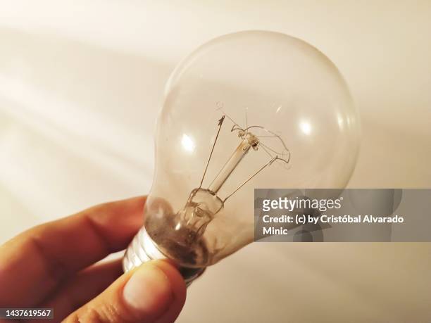 bulb with broken filament - filamento fotografías e imágenes de stock