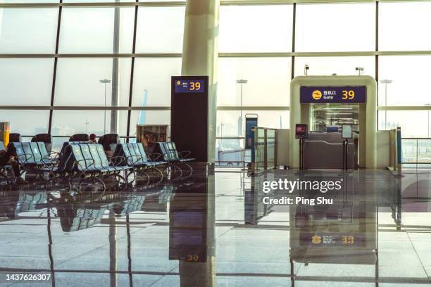 airport terminal boarding gate - gate stockfoto's en -beelden