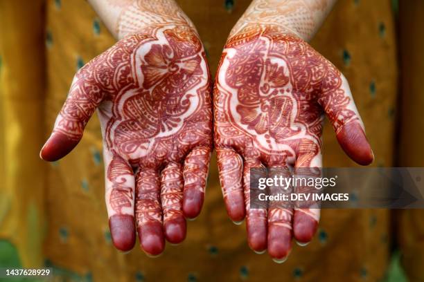 beautiful hands with henna design - tatuagem de henna imagens e fotografias de stock