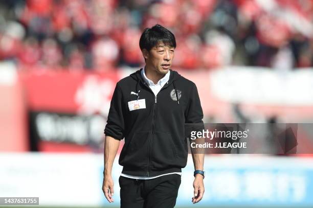 Head coach Takahiro SHIMOTAIRA of Oita Trinita during the J.LEAGUE J.LEAGUE J1/J2 Playoff first round between Roasso Kumamoto and Oita Trinita at...