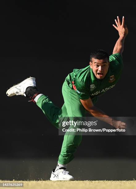 Taskin Ahmed of Bangladesh bowls during the ICC Men's T20 World Cup match between Bangladesh and Zimbabwe at The Gabba on October 30, 2022 in...