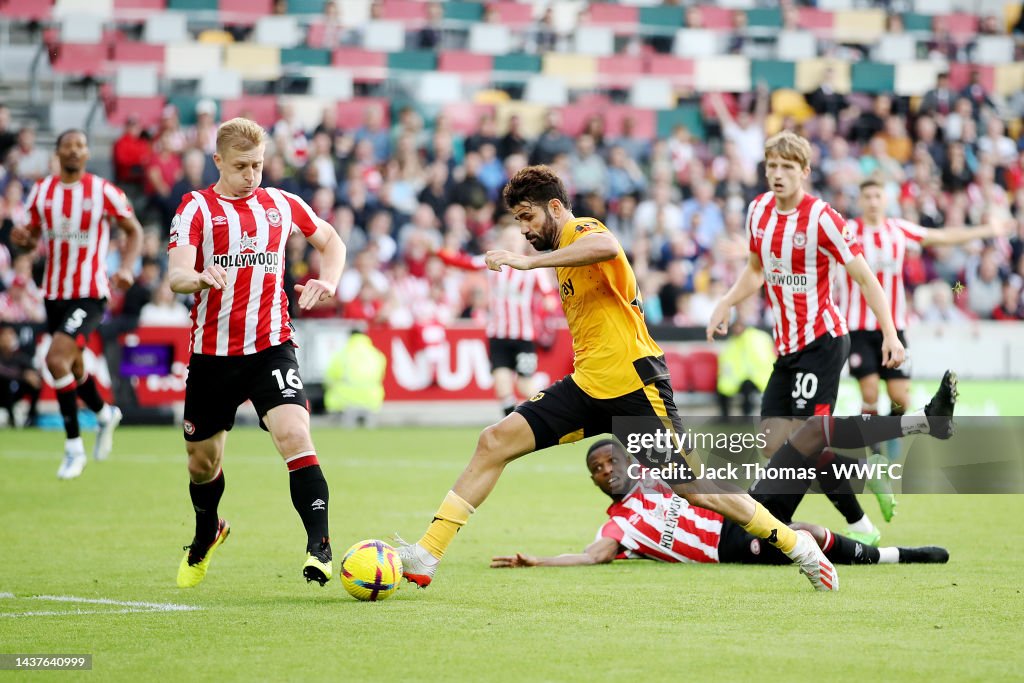 Brentford FC v Wolverhampton Wanderers - Premier League