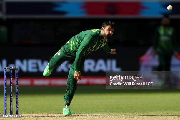 Shadab Khan of Pakistan bowls during the ICC Men's T20 World Cup match between Pakistan and Netherlands at Perth Stadium on October 30, 2022 in...
