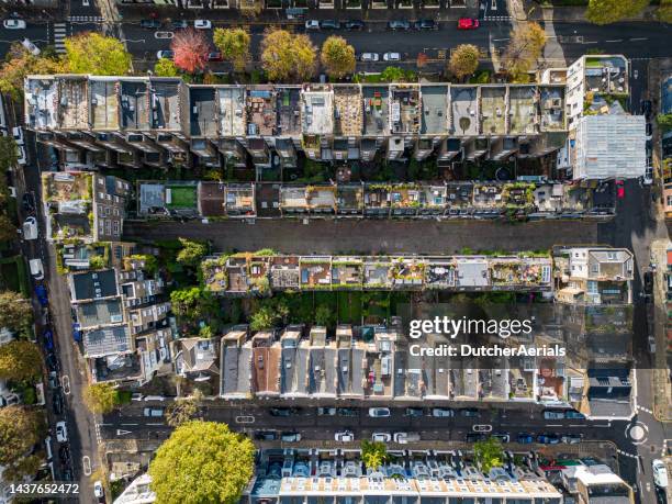 top down aerial view of a block in notting hill, london - notting hill stockfoto's en -beelden