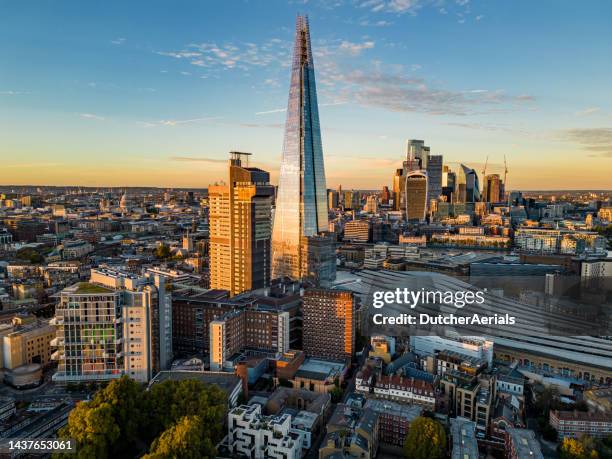 luftaufnahme der londoner innenstadt und des shard-gebäudes bei sonnenuntergang - london und umgebung stock-fotos und bilder