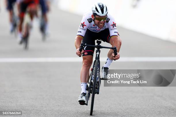 Mark Cavendish of the United Kingdom and Team Quick-Step Alpha Vinyl sprints during the Tour de France Prudential Singapore Criterium on October 30,...