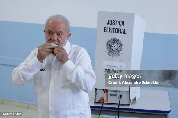 Candidate Luiz Inácio Lula Da Silva of Workers’ Party casts his vote at Escola Estadual Firmino Correia De Araújo on October 30, 2022 in Sao Bernardo...