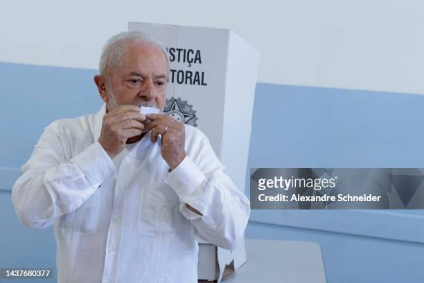 Candidate Luiz Inácio Lula Da Silva of Workers’ Party casts his vote at Escola Estadual Firmino Correia De Araújo on October 30, 2022 in Sao Bernardo...