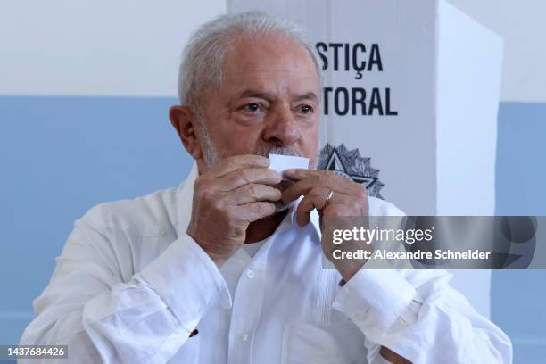 Candidate Luiz Inácio Lula Da Silva of Workers’ Party casts his vote at Escola Estadual Firmino Correia De Araújo on October 30, 2022 in Sao Bernardo...