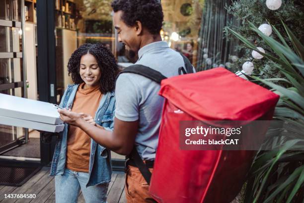 Fast Food Recipient Fast Food Receipt Photos and Premium High Res Pictures - Getty Images