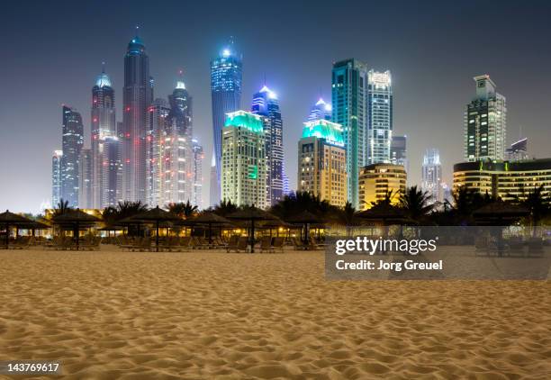 jumeirah beach at night - dubai strand stock-fotos und bilder