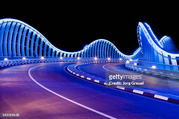 illuminated bridge at night - dubai stockfoto's en -beelden