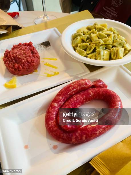carne cruda, agnolotti ripieni di fassone piemontese and salsiccia - carne cruda stock-fotos und bilder