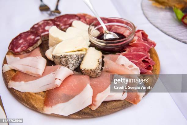 misto di affettati e formaggi di langa con marmellata di uva fragola - cold cuts fotografías e imágenes de stock