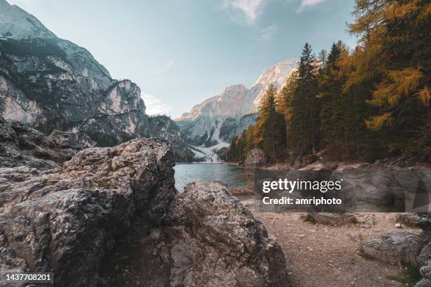 bergsee am kalten morgen im herbst - alto adige italy stock-fotos und bilder