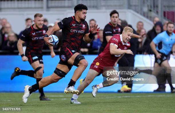 Theo McFarland of Saracens breaks clear to score their second try during the Gallagher Premiership Rugby match between Saracens and Sale Sharks at...