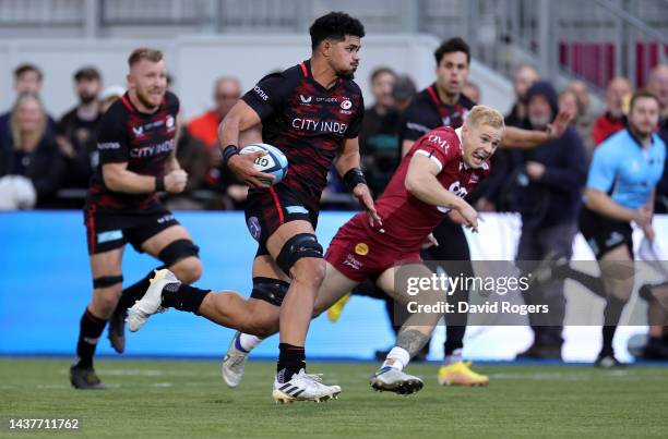 Theo McFarland of Saracens breaks clear to score their second try during the Gallagher Premiership Rugby match between Saracens and Sale Sharks at...