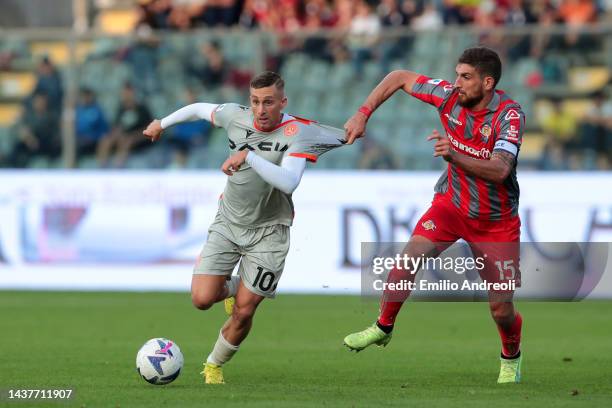 Gerard Deulofeu of Udinese and Matteo Bianchetti of Cremonese battle for the ball during the Serie A match between US Cremonese and Udinese Calcio at...