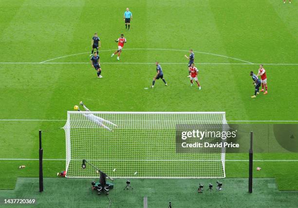 Thomas Partey scores Arsenal's 4th goal during the Premier League match between Arsenal FC and Nottingham Forest at Emirates Stadium on October 30,...